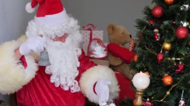Beyaz sakallı Noel Baba çanı çalıyor, Noel konsepti, hediyeleri bekliyor, yeni yıl kutlaması, zamanı geldi.