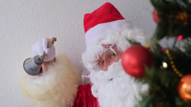 白い髭を生やしたサンタ クラスが鐘を鳴らし クリスマスのコンセプトを語り 贈り物を待ち 新年のお祝いをし 時が来た — ストック動画