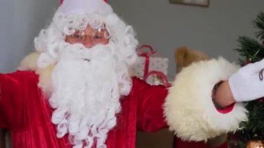 Beyaz sakallı Noel Baba anahtar, noel konseptini gösterir, hediyeleri bekler, yeni yılı kutlar, sırrı ortaya çıkarır.