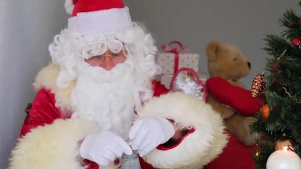 Kerstman Met Witte Baard Luidt Bel Kerstconcept Wachten Geschenken Nieuwjaarsfeest — Stockvideo