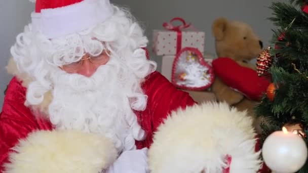 Santa Claus Con Barba Blanca Muestra Clave Concepto Navidad Espera — Vídeos de Stock