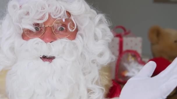 Санта Клаус Белой Бородой Желает Счастливого Нового Года Эмоционально Говорит — стоковое видео