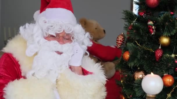 Santa Claus Con Barba Blanca Desea Feliz Año Nuevo Habla — Vídeos de Stock