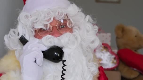 Adulto Santa Claus Traje Rojo Sienta Mesa Llamadas Teléfono Viejo — Vídeos de Stock