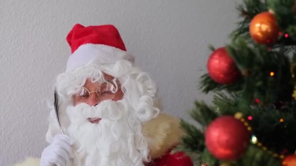 Santa Claus Con Una Barba Blanca Traje Rojo Sienta Junto — Vídeos de Stock