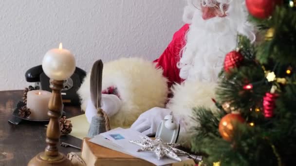 Santa Claus Avec Une Barbe Blanche Dans Costume Rouge Assis — Video