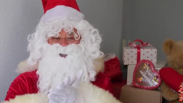 Santa Claus Avec Une Barbe Blanche Souhaite Une Bonne Année — Video