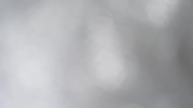 Ağaçta asılı duran kırmızı noel topu, yaklaşan kamera, renkli bulanık arkaplan, bokeh dokular