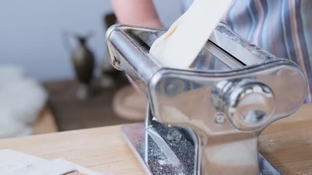 Домохозяйка Скручивает Тесто Тонкую Лапшу Металлической Макаронной Машине Концепцию Приготовления — стоковое видео