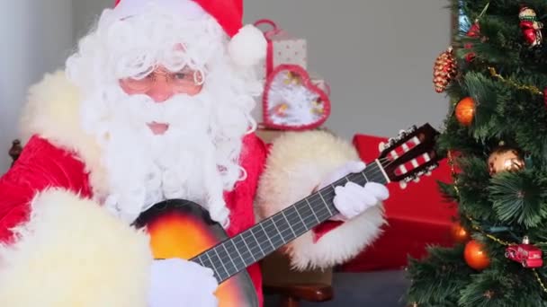 Сумасшедший Санта Клаус Белой Бородой Держащий Гитару Играющий Поющий Рождественская — стоковое видео