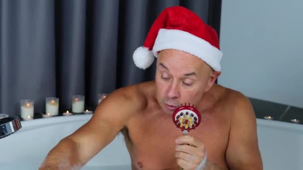 Dospělý Muž Klobouku Santa Claus Sedí Velké Kulaté Vaně Emocionálně — Stock video