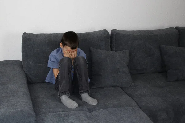 Labb Assistent Tar Mans Saliv Prov Från Munnen För Dna — Stockfoto