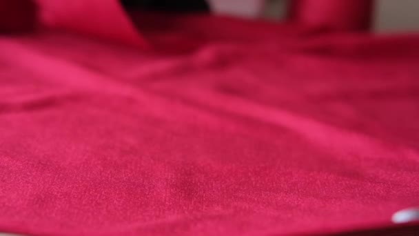 Terzi Terzi Kırmızı Kadife Kumaştan Giysiler Kesiyor Ğne Hareketli Parçalara — Stok video