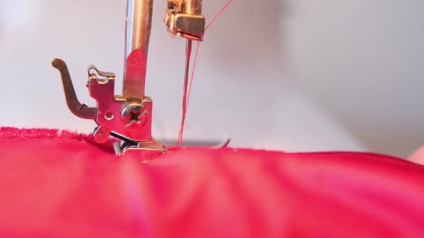 赤いベルベットの布 糸は現代のミシンにあり 針に焦点を当て 針仕事のコンセプト 繊維生産の一部を動かす — ストック動画