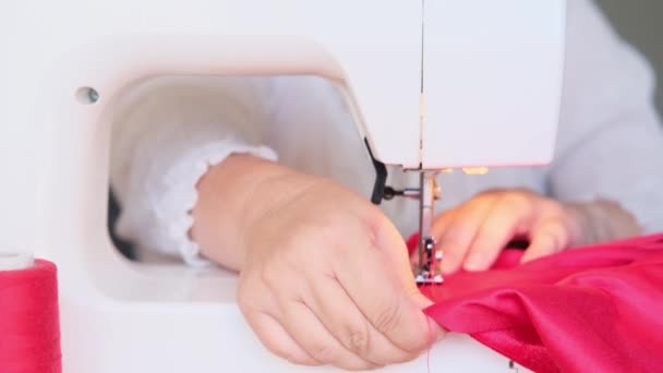 Красная Бархатная Ткань Нити Лежат Современной Швейной Машине Селективное Внимание — стоковое видео