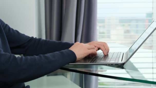 젊은이는 도시의 사무실에 노트북 뒤에서 합니다 사업상의 아이디어 — 비디오