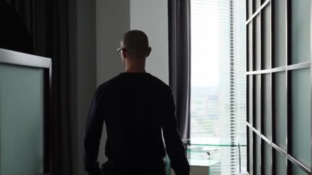 Jonge Kale Man Een Grijze Trui Jeans Kwam Hotelkamer Binnen — Stockvideo