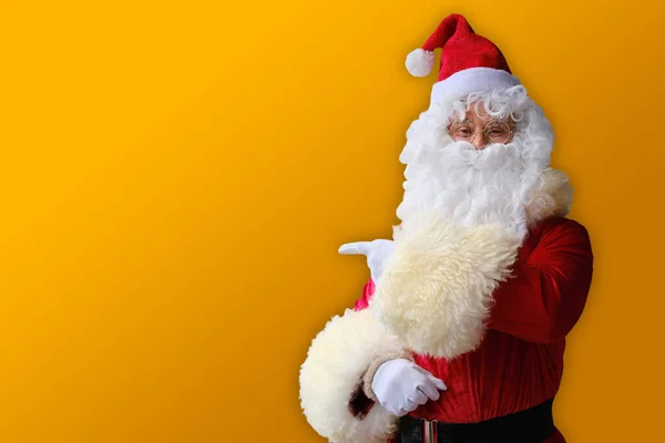 Adulto Santa Claus Com Uma Barba Branca Belo Fundo Amarelo — Fotografia de Stock