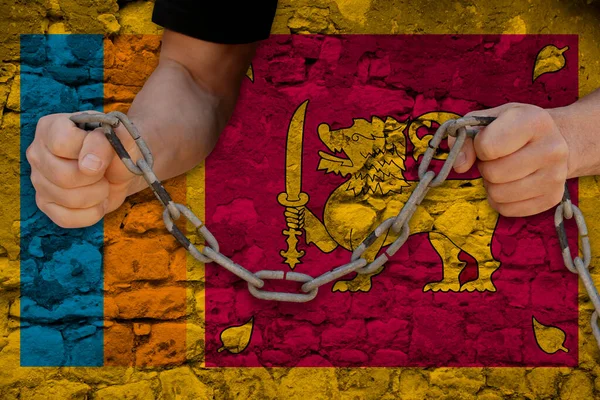 男性の手は鉄の鎖を壊し奴隷制度の象徴であり国旗スリランカの背景に抗議し政治的抑圧 犯罪の概念 — ストック写真