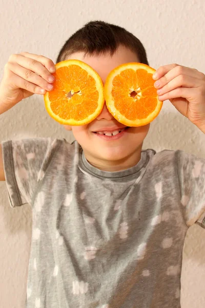 Duas Fatias Laranja Laranjas Frescas Suculentas Segurando Uma Criança Alegre — Fotografia de Stock