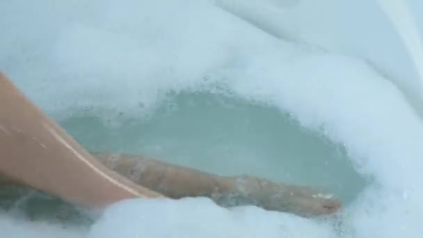 Młoda Kobieta Długimi Nogami Bierze Kąpiel Domu Lub Hotelu Bujna — Wideo stockowe