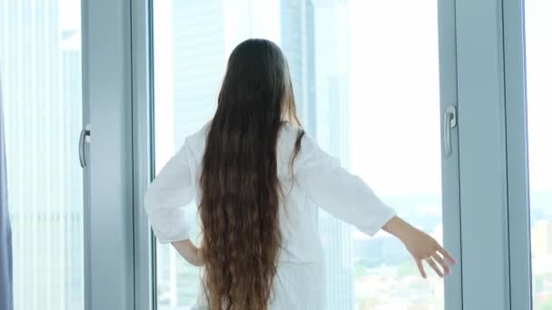 Jonge Vrouw Met Lang Haar Wakker Ochtend Bed Thuis Hotel — Stockvideo