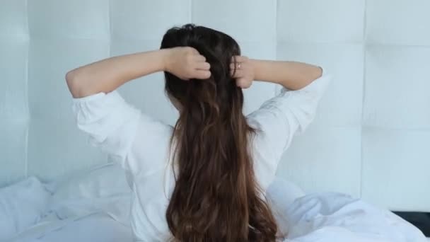 Femeie Tânără Păr Lung Trezește Dimineața Pat Acasă Sau Hotel — Videoclip de stoc