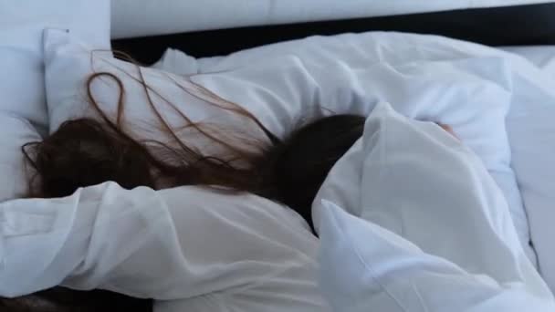 Ung Kvinna Med Långt Hår Sover Snabbt Sängen Hemma Eller — Stockvideo