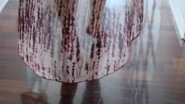 Uzun ve zarif elbiseli bir kadın yerde yalınayak dans ediyor, güzellik ve sağlık konsepti, yaşam tarzı, tatil, iyi bir ruh hali.