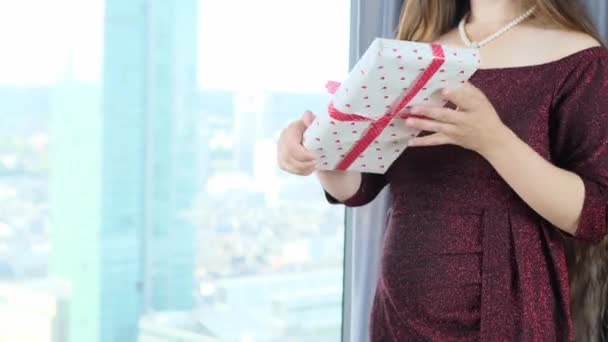 Giovane Donna Con Capelli Lunghi Abito Elegante Sta Vicino Alla — Video Stock