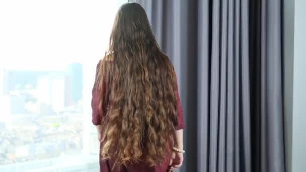 Молодая Женщина Длинными Волосами Элегантном Платье Входит Гостиничный Номер Подходит — стоковое видео