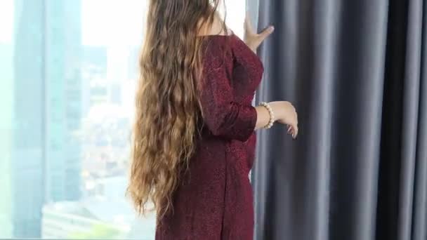 Junge Frau Mit Langen Haaren Elegantem Kleid Steht Fenster Applaudiert — Stockvideo