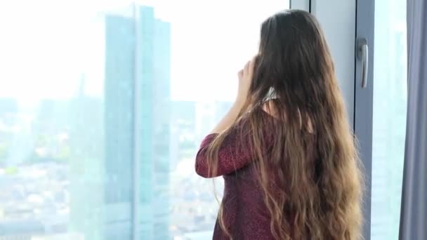 Молода Жінка Стоїть Біля Великого Вікна Дивиться Сучасне Європейське Місто — стокове відео
