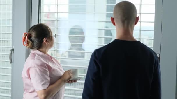 Доросла Жінка Молодь Стоять Офісі Перед Вікном Обговорюють Обговорюють Концепція — стокове відео