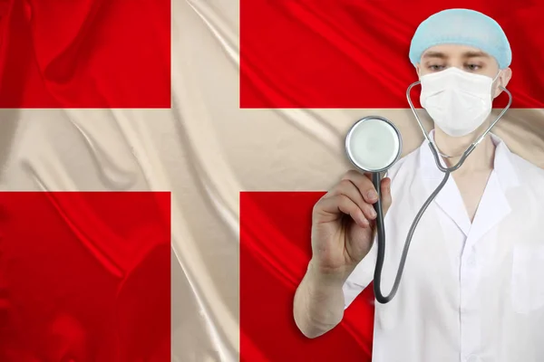 Męski Lekarz Stetoskopem Tle Jedwabnej Flagi Narodowej Danii Koncepcja Krajowej — Zdjęcie stockowe
