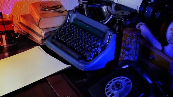 Régi Íróasztal Telefon Rejtélyes Detektív Koncepció Író Munkaeszközök Kék Háttérvilágítás — Stock Fotó