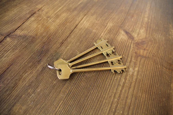 Hromada Kovových Klíčů Leží Starém Dřevěném Stole Přírodní Textury Koncept — Stock fotografie