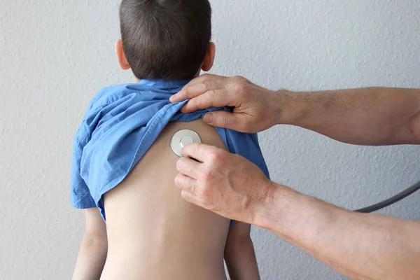 Manlig Läkare Barnläkare Med Medicinskt Stetoskop Lyssnar Lungorna Hos Ett — Stockfoto