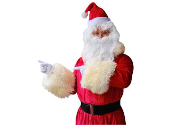 Güzel sarı arka planda beyaz sakallı yetişkin Noel Baba parmağını yana doğru gösteriyor, noel konsepti, hediyeler, satışlar ve indirimler, şenlik havası.