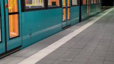 Elektrikli tren platformda duruyor, kapıları ve çıkışları kapatıyor, ulaşım konsepti, Avrupa 'da yolcu taşımacılığı