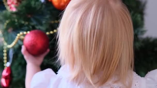 Baby Liten Blond Flicka Vit Klänning Leker Med Nyårspynt Undersöker — Stockvideo