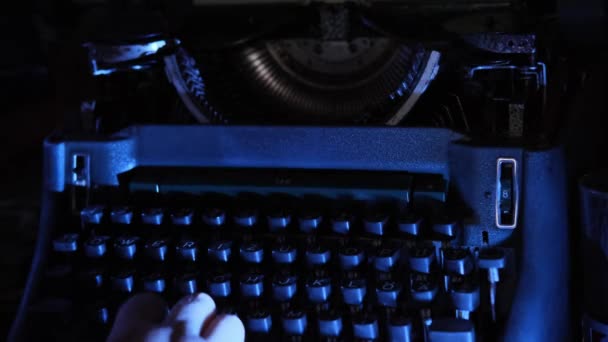 桌上的老式打字机 神秘侦探概念 作家的工作工具 蓝色背光 — 图库视频影像