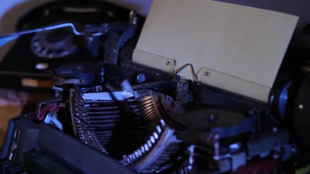 桌上的老式打字机 神秘侦探概念 作家的工作工具 蓝色背光 — 图库视频影像