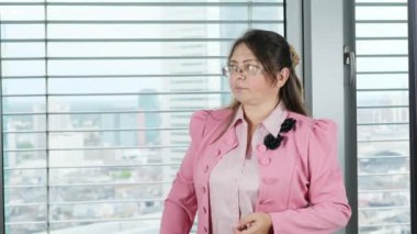 Kadın büyük bir pencerede duruyor, el hareketleriyle, alışveriş merkezindeki ilişki konseptiyle, moda, alışveriş, mevsimlik satışlar, tüketici mallarının fiyatları