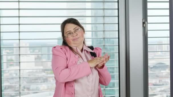 Frau Steht Fenster Einem Modernen Städtischen Büro Manager Applaudiert Demonstrativ — Stockvideo