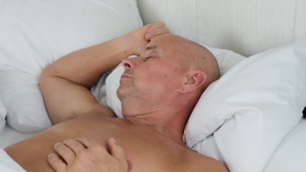 Yaşlı Adam Beyaz Yatakta Uyuyor Seyahati Konsepti Seyahat Sağlıklı Uyku — Stok video