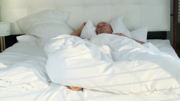 Hombre Viejo Durmiendo Cama Ropa Cama Blanca Concepto Viaje Negocios — Vídeo de stock