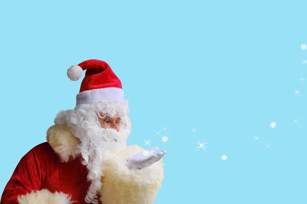 Взрослый Санта Клаус Белой Бородой Красивом Синем Фоне Дует Снег — стоковое фото