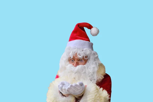 Adulto Santa Claus Com Barba Branca Belo Fundo Azul Sopra — Fotografia de Stock