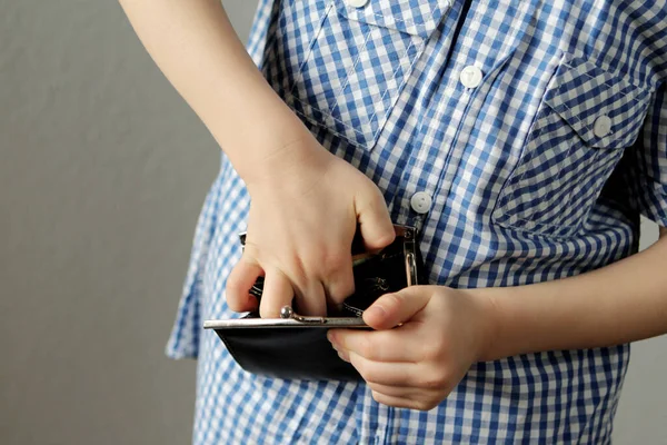 Kind Hält Geldbörse Der Hand Und Holt Münzen Taschengeld Diebstahl — Stockfoto